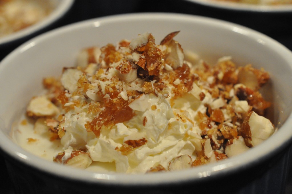 Koldskålsfromage med mandelkrokant opskrift