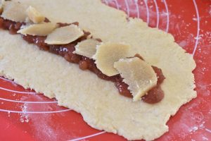 Hjemmebagt kringle med marcipan og syltetøj - nem opskrift