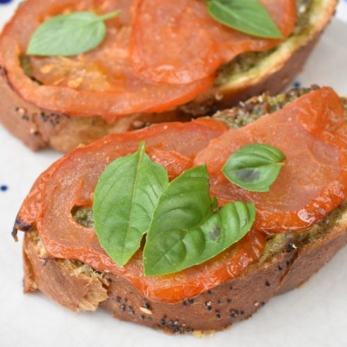Brød med pesto, tomat og ost - bruschetta