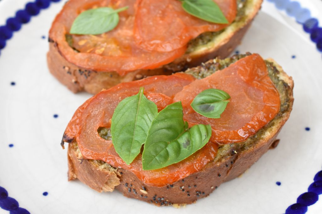 Brød med pesto, tomat og ost - bruschetta