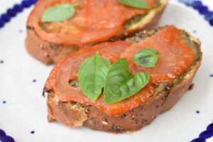 DSC_2425 • nogetiovnen.dk Brød med pesto, tomat og ost - bruschetta