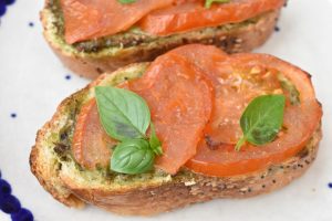 DSC_2427 • nogetiovnen.dk Brød med pesto, tomat og ost - bruschetta