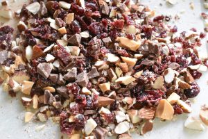 Grove cookies med tranebær og chokolade
