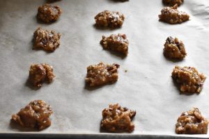 Grove cookies med tranebær og chokolade