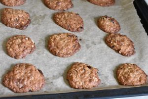 Grove cookies med tranebær og chokolade