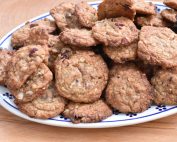 Grove cookies med tranebær og chokolade