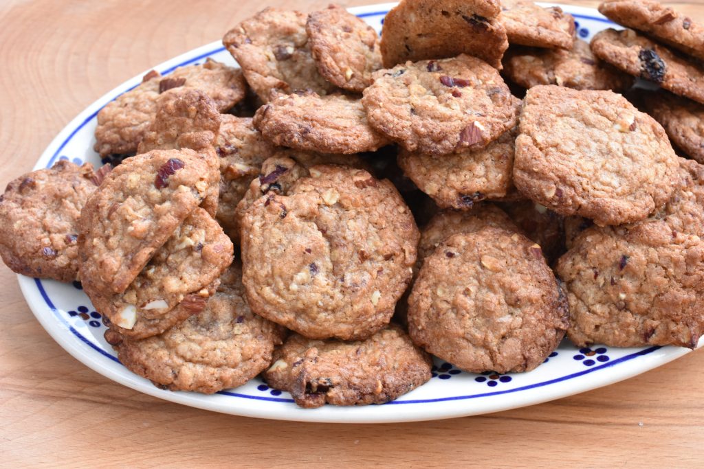 Grove cookies med tranebær og chokolade