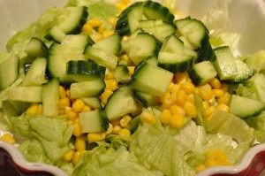 Icebergsalat med majs og agurk