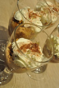 Hurtig æbledessert med flødeskum Æbledessert med makronknas og flødeskum