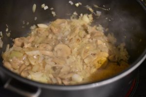 Karrygryde: svinekød i karry med æbler - nem