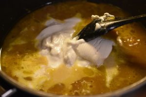 Karrygryde: svinekød i karry med æbler - nem