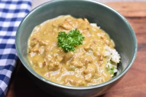 Karrygryde: svinekød i karry med æbler - opskrift