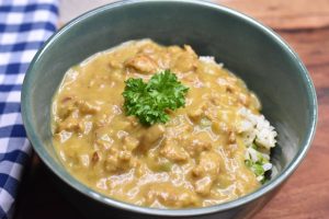 Karrygryde: svinekød i karry med æbler - opskrift