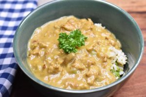 Karrygryde: svinekød i karry med æbler - opskrift