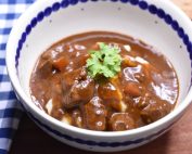 Boeuf Bourguignon - opskrift på simremad med oksekød