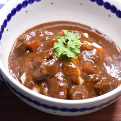 Boeuf Bourguignon - opskrift på simremad med oksekød