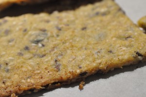 Knækbrød med sesam, ost og krydderier