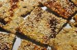 Knækbrød med sesam, ost og krydderier