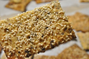 Knækbrød med sesam, ost og krydderier