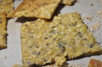 Knækbrød med sesam, ost og krydderier
