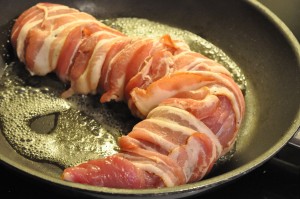 Helstegt mørbrad på pande - med bacon - mørbraden steges