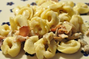 Tortellini ret med fløde og bacon - nem opskrift