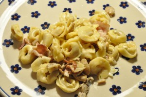 Tortellini ret med fløde og bacon - nem opskrift