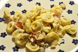 Tortellini ret med fløde og bacon - nem opskrift