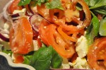 Tomatsalat med rødløg, feta og basilikum