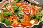 Tomatsalat med rødløg, feta og basilikum