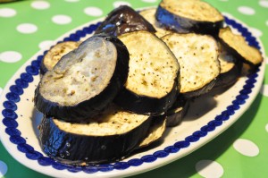 Bønnefritter, grillet aubergine og fetadip