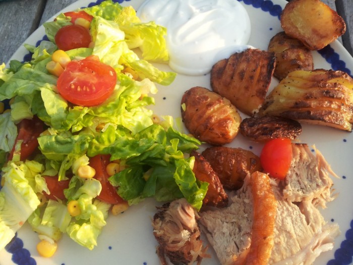 2014-04-25 19.35.49 Flæskesteg med hasselback kartofler og fromage frais dressing