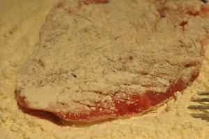 Panerede koteletter med champignonsauce