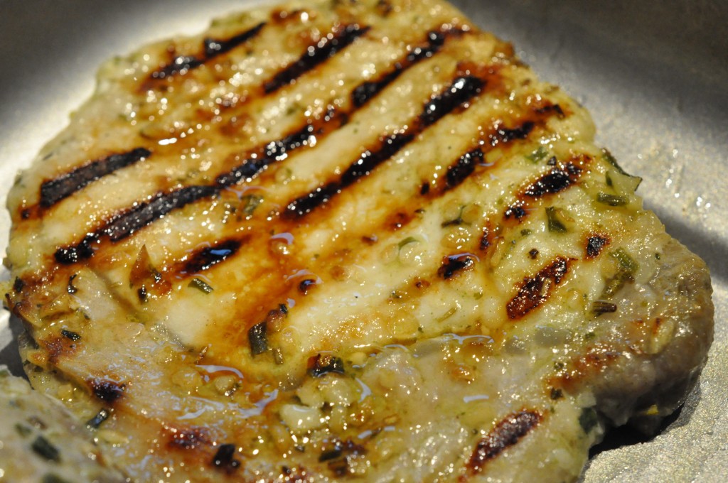 grillede marinerede svinekoteletter