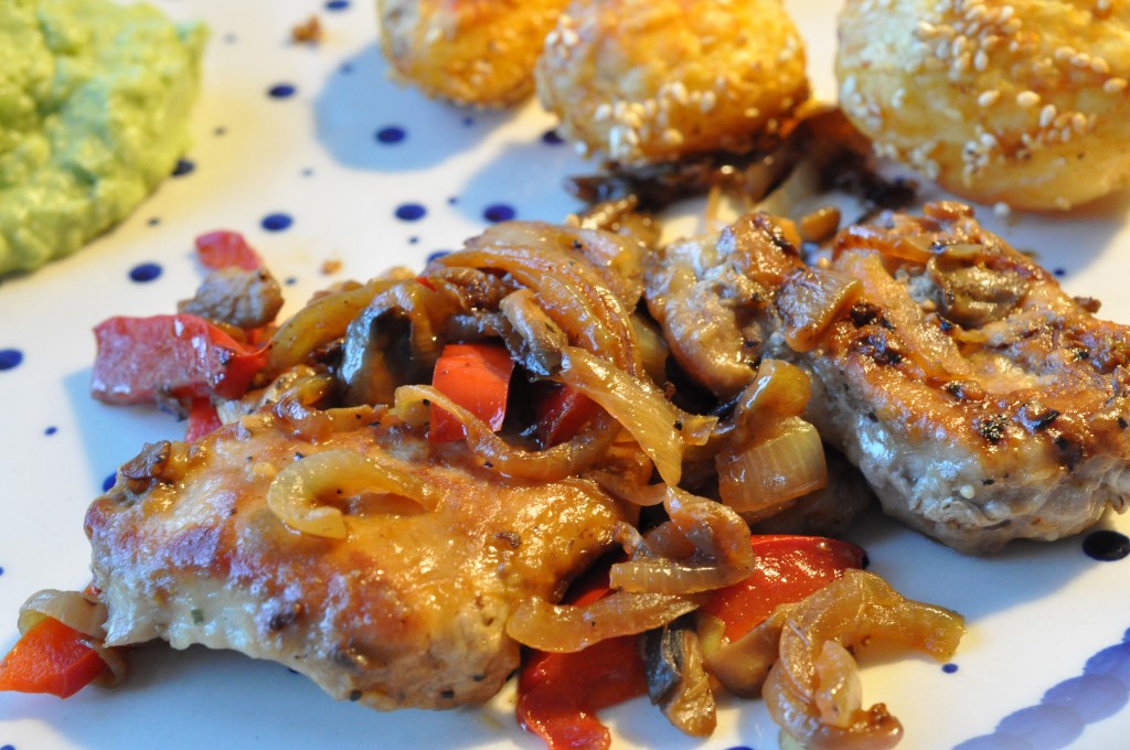 Svinemørbrad bøffer med løg, champignon & peberfrugt