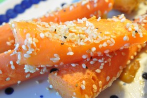 Bagte gulerødder i ovn med sesam - opskrift
