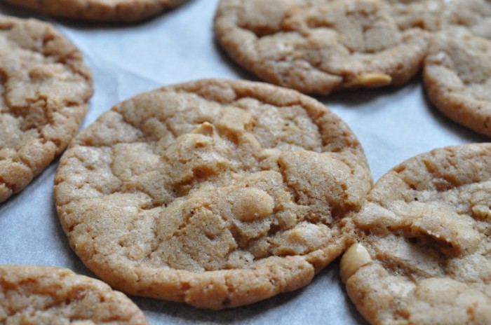Lækre sprøde smørbagte cookies med ristede hasselnødder