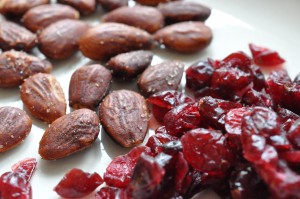 Spinatsalat med tranebær & mandler - opskrift