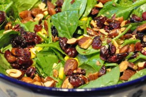 Spinatsalat med tranebær og mandler opskrift