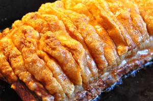 Flæskesteg med hasselback kartofler og salat