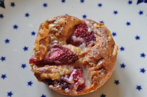 DSC_5334 • nogetiovnen.dk Jordbær muffins - opskrift på saftige muffins