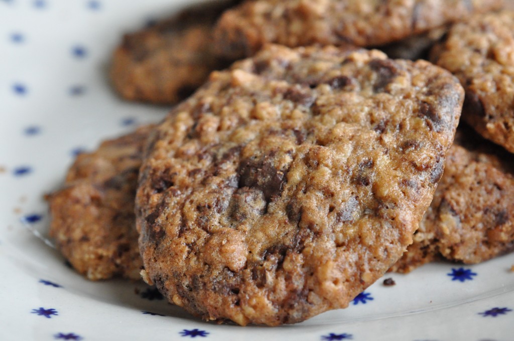 Havregrynscookies med chokolade og hasselnødder