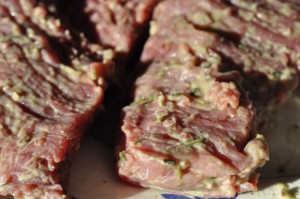 Grillet flanksteak med tilbehør