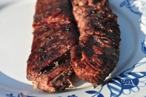 Grillet flanksteak med tilbehør