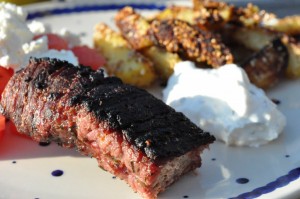 Grillet flanksteak med tilbehør