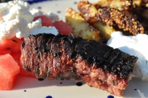 Grillet flanksteak med tilbehør