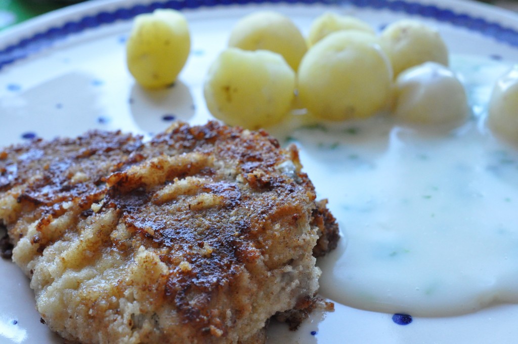 Rødspættefilet - stegt paneret rødspætte med nye kartofler og persillesovs