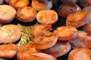 Røget medister på pande med tomatbrød