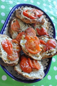 Tomatbrød med stegt røget medister
