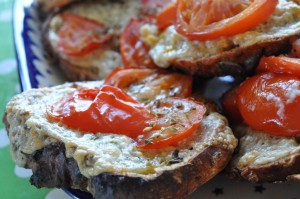 Tomatbrød med stegt røget medister